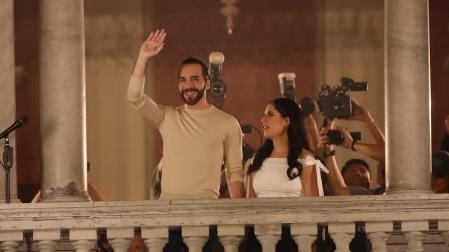 El actual presidente y ganador de la reelección de El Salvador, Nayib Bukele, habla desde el Palacio Nacional junto a su esposa Gabriela Rodríguez de Bukele