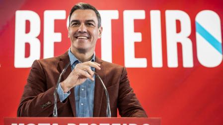 El secretario general del PSOE y presidente del Gobierno, Pedro Sánchez, da un discurso mientras acompaña al candidato a la Presidencia de la Xunta, José Ramón Gómez Besteiro