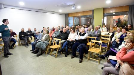 El alcalde, Xabier Alcuaz (izda.), durante su intervención ante los vecinos en la reunión