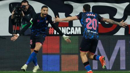 El delantero marroquí del Sevilla Youssef En-Nesyri celebra tras anotar su segundo gol ante el Rayo Vallecano
