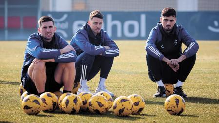 Jesús Areso, Raúl y Catena observan el entrenamiento tras el duro golpe en El Sadar contra el Celta