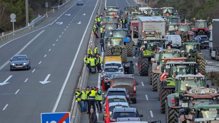 Protestas de los agricultores con tractoradas en todas las carreteras de Navarra./