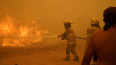 Imagen de varios bomberos trabajando en uno de los focos de los incendios de Chile