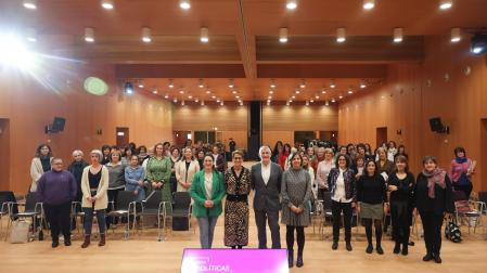 Participantes en el Foro. Delante, de pie, de izda. a dcha., la ponente Ángela Paloma Martín, la Presidenta Chivite, el vicepresidente Taberna y la directora gerente del INAI, Patricia Abad