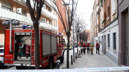 El interior de un edificio de cinco pisos, el bajo y otros cuatro, se ha derrumbado esta mañana en la calle Canigó de Badalona (Barcelona), al haber cedido el forjado de la construcción