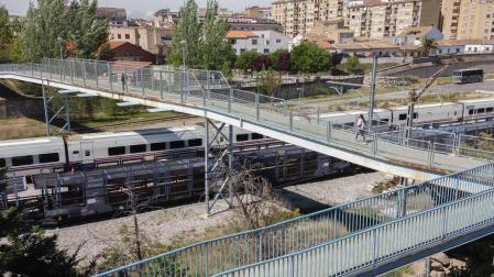 A: BLANCA ALDANONDO
F: 23/04/2021
P:
L: TUDELA
T: PASARELA PEATONAL QUE ACCEDE AL BARRIO DE LA AZUCARERA SOBRE LAS VIAS DEL TREN
