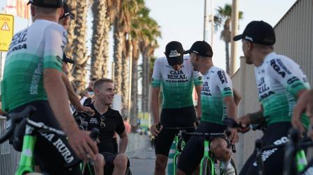 Sergio Román Martín, con sus excompañeros de equipo del Caja Rural-RGA