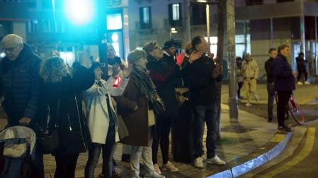 Varias personas aplauden a los agricultores a su paso por la plaza de Merindades.