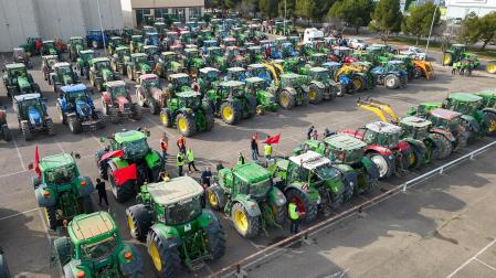Imagen de parte de los tractores que se concentraron en el polígono de La Barrena de Tudela tras haber recorrido distintas carreteras de la Ribera.