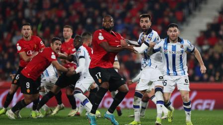 Cyle Larin y Brais Méndez se agarran durante un córner del Mallorca en el encuentro.
