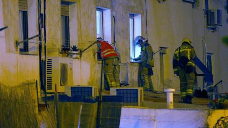 Los Servicios de Emergencias trabajan en el desescombro del edificio derrumbado en Badalona
