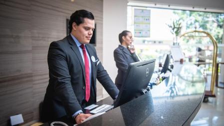 Recepcionista de hotel, uno de los empleos vacantes