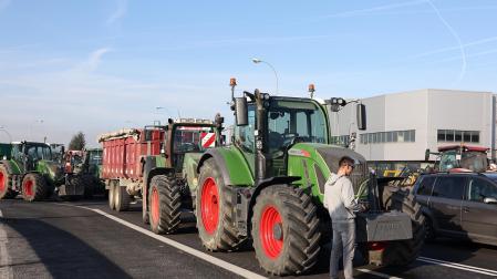 Tráfico afectado por la "tractorada" en el polígono Talluntxe, este miércoles.