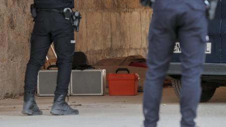 Dos agentes de la Policía Nacional, en el Puente del Real donde se ha encontrado a los hombres muertos