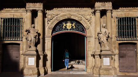 Entrada a la Casa Consistorial con los leones restaurados.