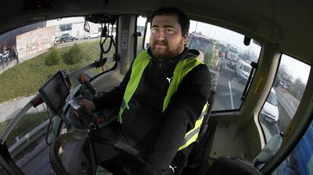 Jesús Olleta, en el interior de su tractor./