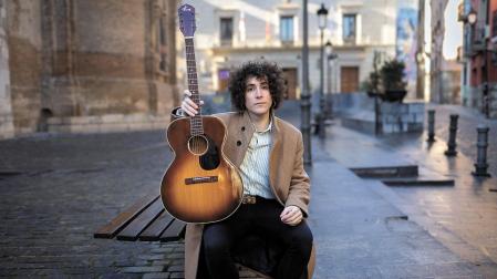 El cantautor tudelano Alejo Huerta posa con su guitarra en la plaza Vieja de su ciudad natal
