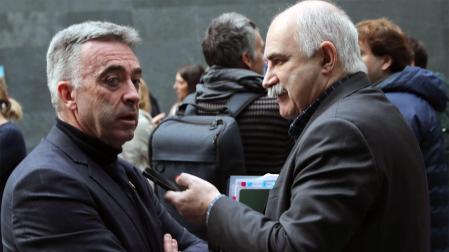 El consejero Aierdi, a la derecha, momentos antes del pleno de este jueves