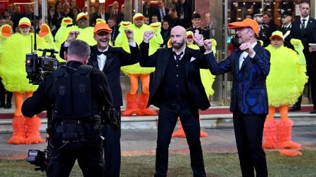 Momento en el que el cómico y copresentador Fiorello intenta convencer a John Travolta a hacer el "baile de los pajaritos" en el Festival de Sanremo