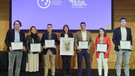 Izda a dcha: Juan Antonio Aranzabal (Graftech Ibérica), Oiane Elizaga (BeePlanet), Pello Recondo (Focke Meler), Gema Acín (Grupo Enhol), premio Azul; José Antonio Blanco (Ardena Pamplona), Mar Sánchez (Lozy´s Pharmaceuticals) y Asier Antso (Nasuvinsa) con  los sellos de empresas saludables.