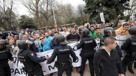 Momentos de tensión en Oviedo entre agricultores, ganaderos y policías, que terminaron cargando contra los manifestantes