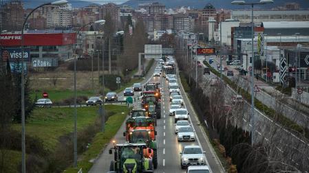 Los tractores abandonan Pamplona por la salida sur. / Miguel Osés