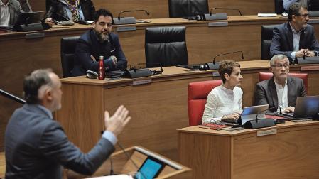 Esparza interviene en el pleno y a la derecha están Alzórriz, que le mira, Chivite y Taberna
