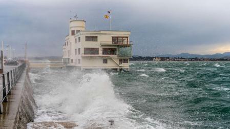 La borrasca Karlotta a su paso por la bahía de Santander este jueves