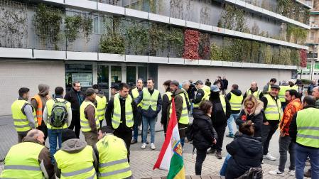 Una grupo de agricultores, concentrado ese viernes ante la puerta del Palacio de Justicia en Logroño en apoyo al ganadero que fue detenido durante la movilización del campo riojano del pasado martes