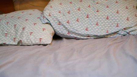 Dos almohadas en una cama