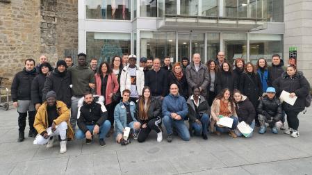Parte de los participantes en el curso que recibieron su diploma junto a responsables de Ilundain, del SNE y del ayuntamiento de Aranguren