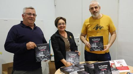 Desde la izda.: Iñaki Rey (hermano de Javier), Mariaje Izco (esposa) y David Mariezkurrena (editor)