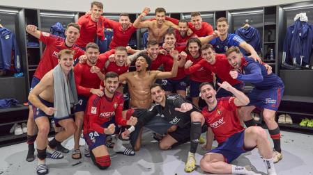Los jugadores de Osasuna celebran el triunfo contra la Real Sociedad en el vestuario del Reale Arena
