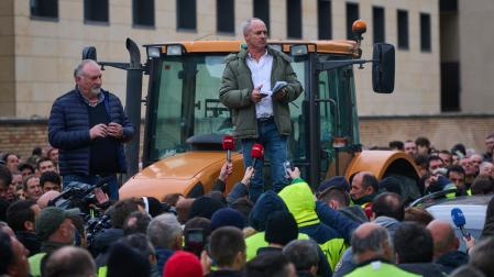 Salvador Moreno, con camisa blanca, encima de un tractor tras la reunión en el departamento de Desarrollo Rural
