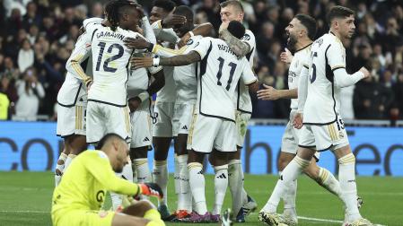 Los jugadores del Real Madrid celebran uno de los tantos ante un abatido Gazzaniga./