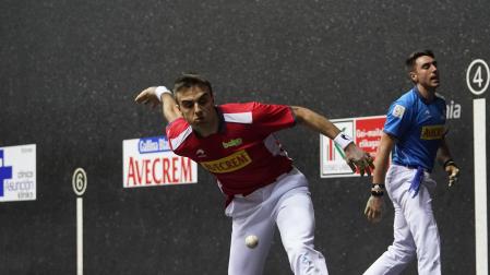 Jon Ander Peña golpea una pelota en el Bizkaia.