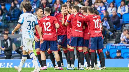 Piña rojilla con felicitaciones para Ante Budimir tras el tanto del croata que daba la victoria a Osasuna en el Reale Arena./