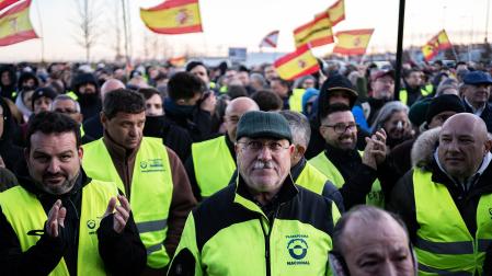 Decenas de ganaderos y agricultores durante una reunión nacional de la Sociedad Civil, en la explanada del Wanda Metropolitano./