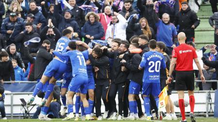 Los jugadores del Getafe celebran el tanto de Mata en el tramo final que dejaba los puntos en Madrid.