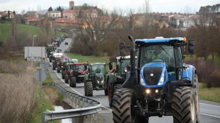La tractorada se dirige desde Noáin por la N-121 en dirección a Beriáin, con la intención de concentrarse en la harinera Guría de Campanas