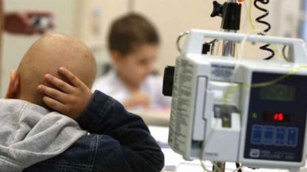 Imagen de archivo de un niño con cáncer