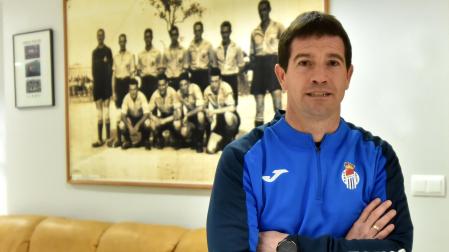 David Ruiz, entrenador de la Peña Sport, en la sala de trofeos y juntas del campo San Francisco de Tafalla