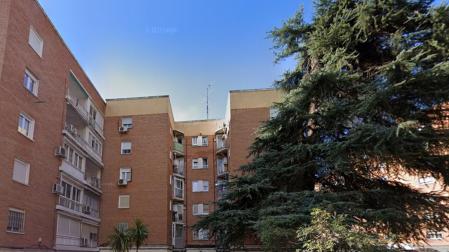 Edificio donde se encuentra la vivienda en la que se hallaron los cadáveres, en el barrio de Aluche