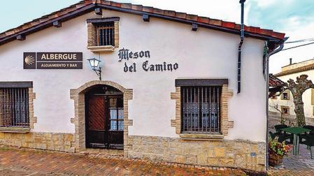 El Mesón del Camino, en Enériz, comenzará a funcionar como albergue en marzo. Empezó a funcionar como bar hace casi un año y es uno de los nuevos negocios que echó a andar en 2023