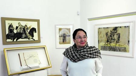 Esperanza Yunta, ante varias de las piezas de El encuentro, en la inauguración hace unos días