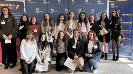 Las jóvenes participantes en el programa. Agachada, la primera por la derecha, Irune Garjón
