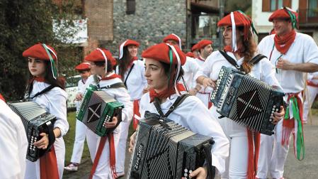El grupo de ‘trikitilaris’ a su paso por el recorrido del baile