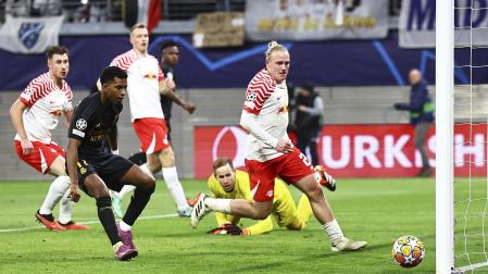 Rodrygo observa cómo la jugada de Vinícius termina dando en el poste en lo que pudo ser el 0-2.