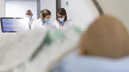 La Dra. Elena Panizo, durante la programación del tratamiento con protonterapia de un paciente oncopediátrico