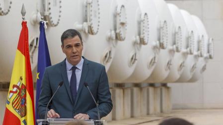 El presidente del Gobierno, Pedro Sánchez, durante su visita este miércoles a la mayor planta desalinizadora de Europa, en Torrevieja